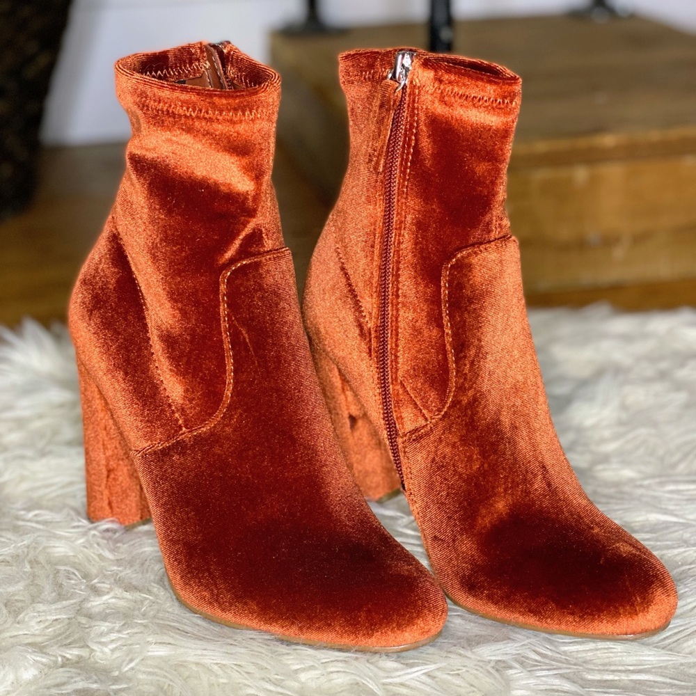 ✨SOLD✨ STEVE MADDEN Velvet Booties Size 7 - Picture 3 of 6